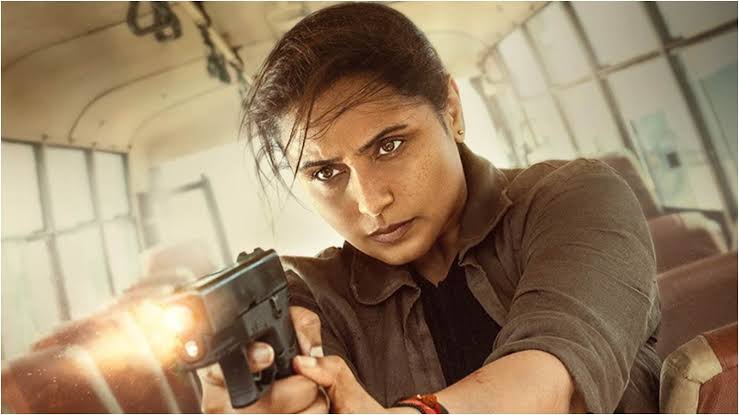 Mardaani 3 के एक एक्शन सीन से प्रेरित AI-generated इमेज, जिसमें महिला अधिकारी बस के अंदर बंदूक ताने हुए अपराधियों का सामना कर रही है।