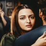 Tu Hai Meri Kiran से प्रेरित सिनेमाई थ्रिलर दृश्य, जिसमें महिला और पुरुष के बीच तनावपूर्ण रिश्ता दिखाई देता है।